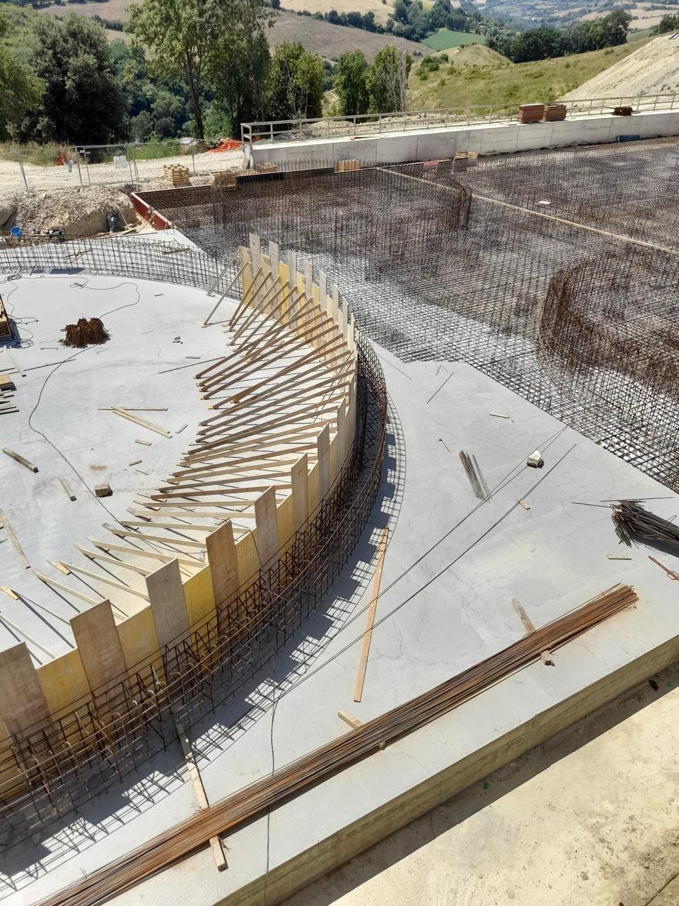 Cassaforma circolare, armature e base in calcestruzzo nel cantiere del depuratore di Fermo