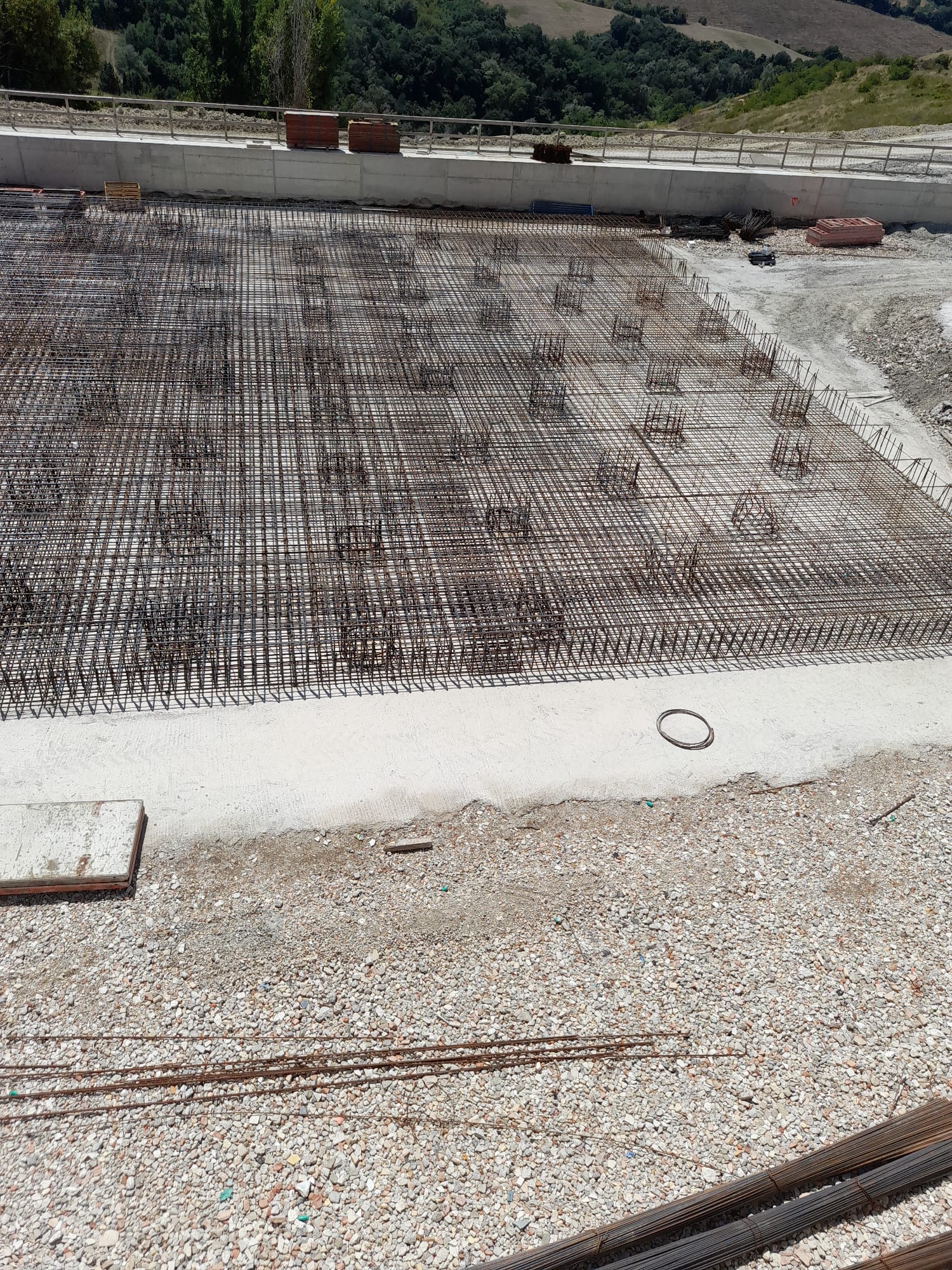 Armature in acciaio della platea prima del getto nel cantiere del depuratore di Fermo