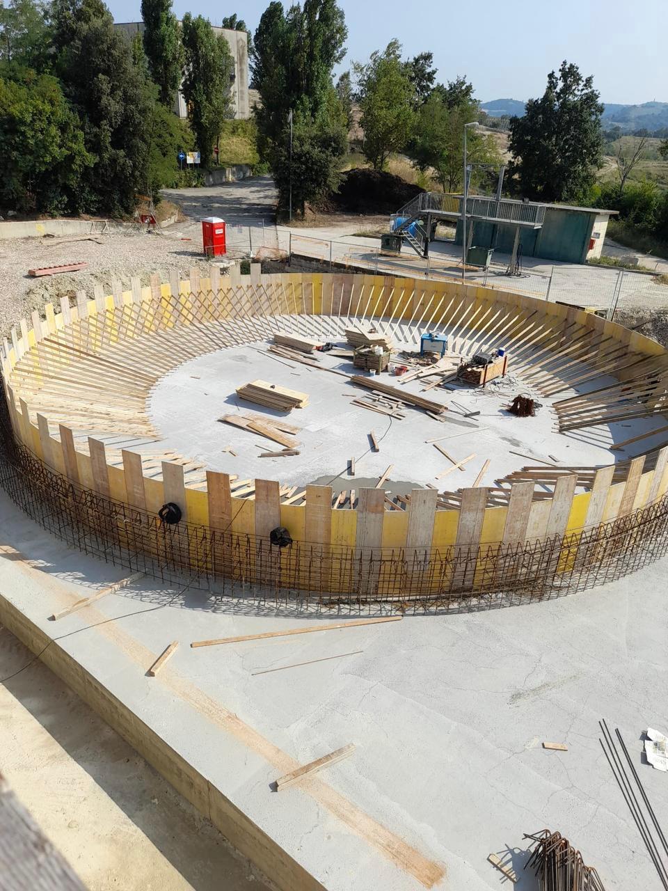 Cassaforma in legno e armatura della parete di una vasca circolare del depuratore di Fermo