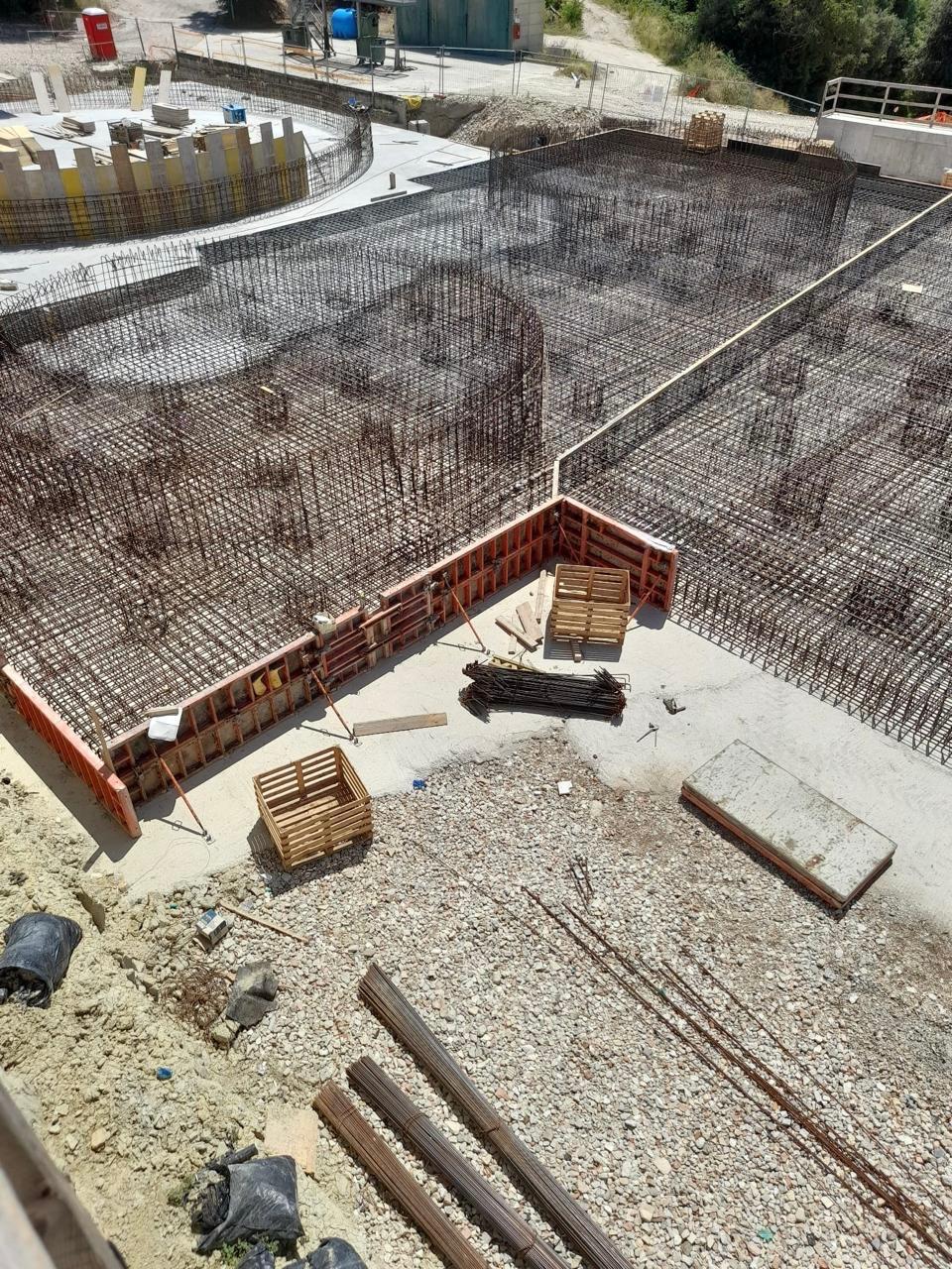 Dettaglio delle armature della platea e dei ferri verticali nel cantiere del depuratore di Fermo