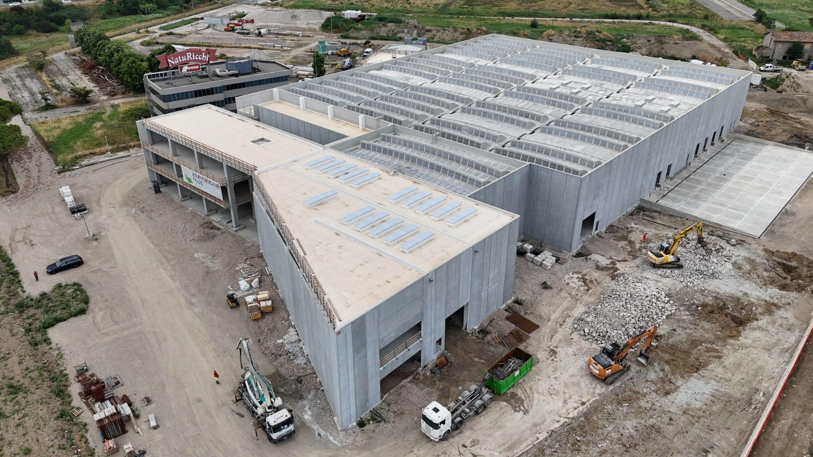 Vista aerea dell’edificio del cantiere di Gatteo, con coperture e facciate in calcestruzzo