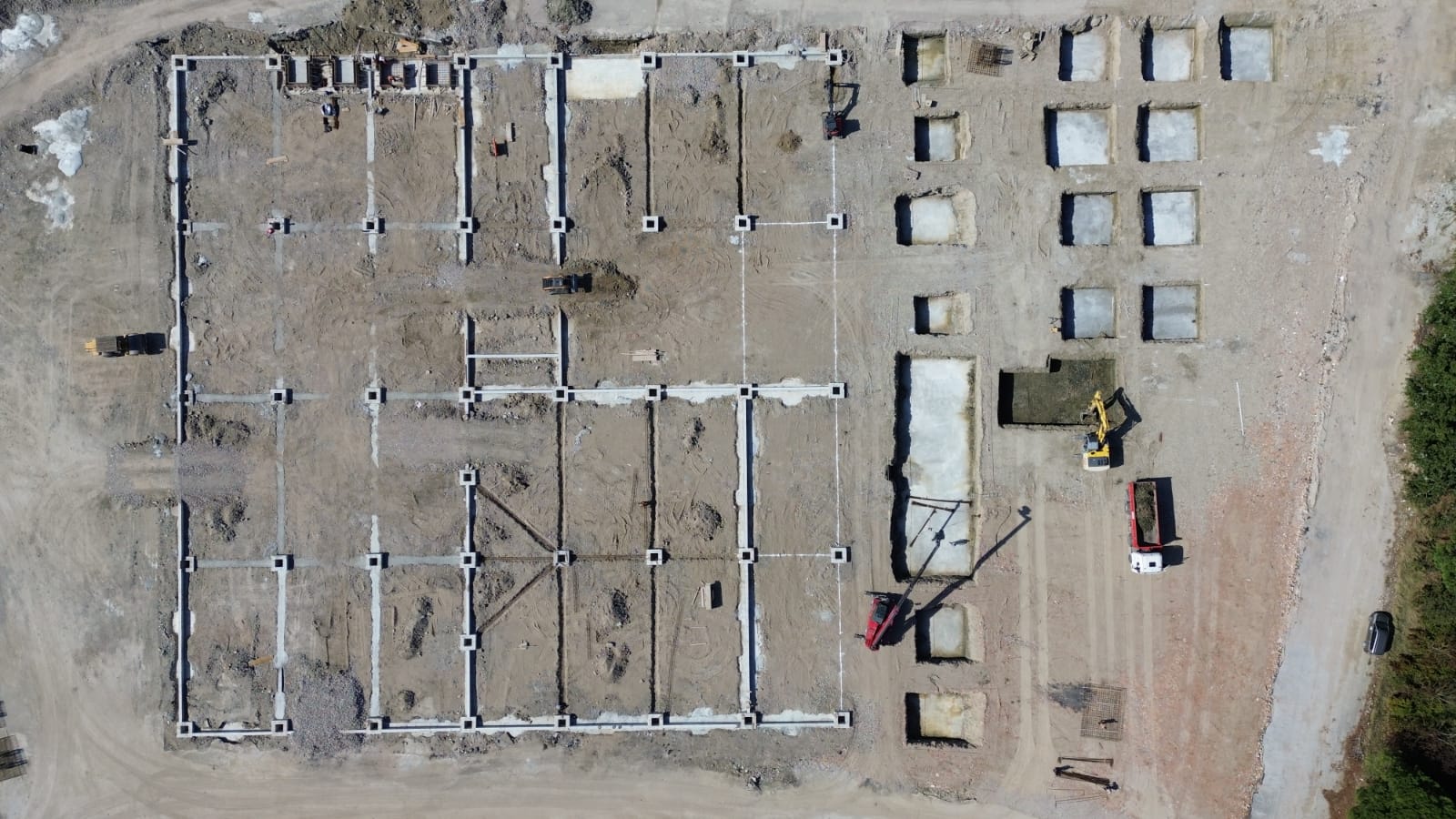 Vista verticale delle fondazioni e degli scavi nel cantiere di Gatteo