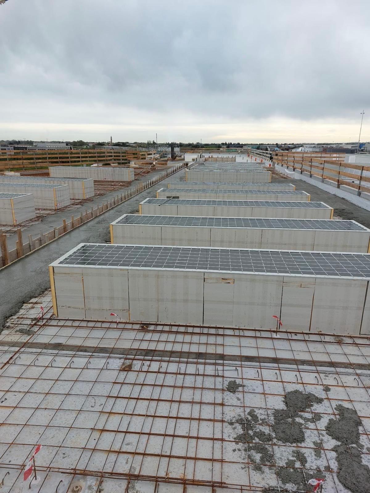 Armature del solaio e aperture della copertura prima del getto nel cantiere di Gatteo
