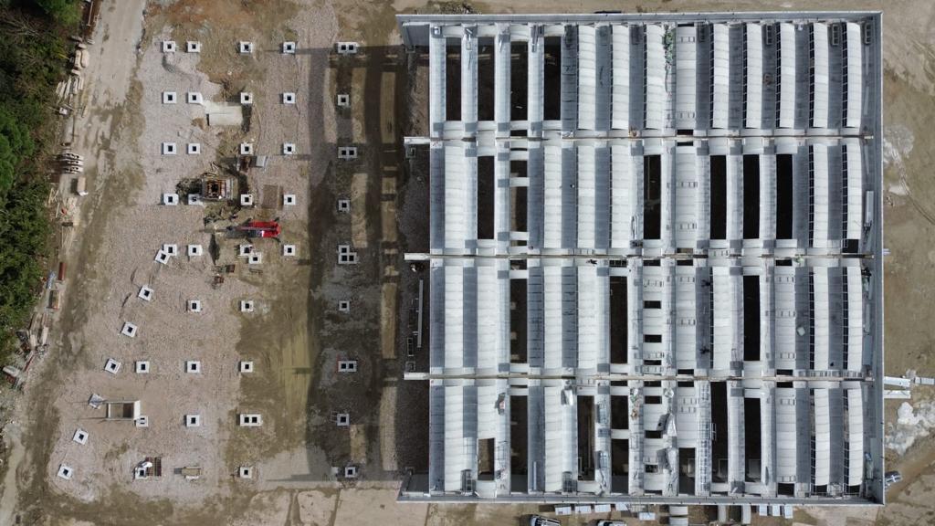 Vista verticale della copertura in costruzione e delle fondazioni adiacenti a Gatteo