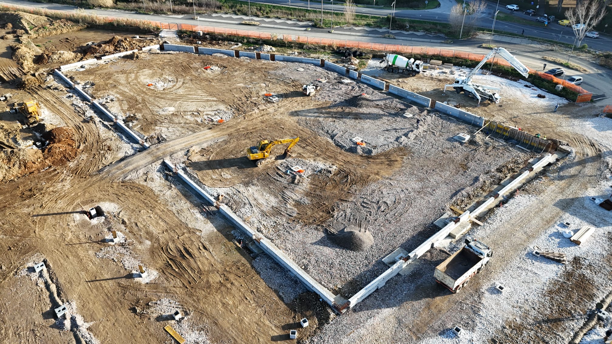 Vista aerea del cantiere F.M. a Livorno con fondazioni, escavatore e mezzi per il calcestruzzo