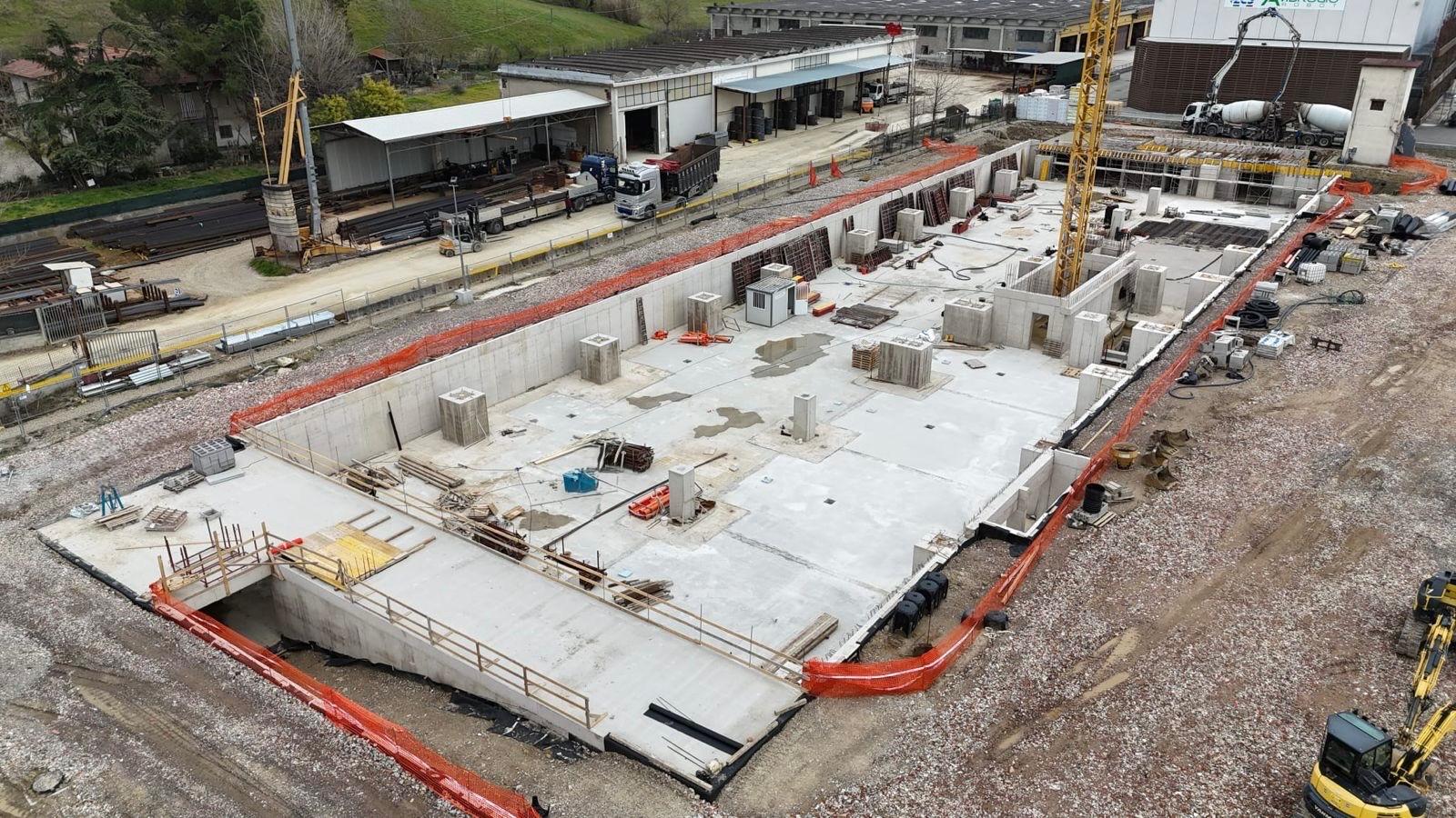 Vista aerea obliqua del cantiere Zucchetti con pareti e strutture in calcestruzzo
